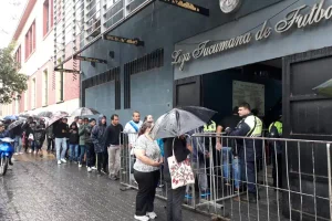 600x400_cientos-hinchas-concurrieron-boleterias-pesar-lluvia-la-gaceta-foto-de-anala-jaramillo-791409-110200